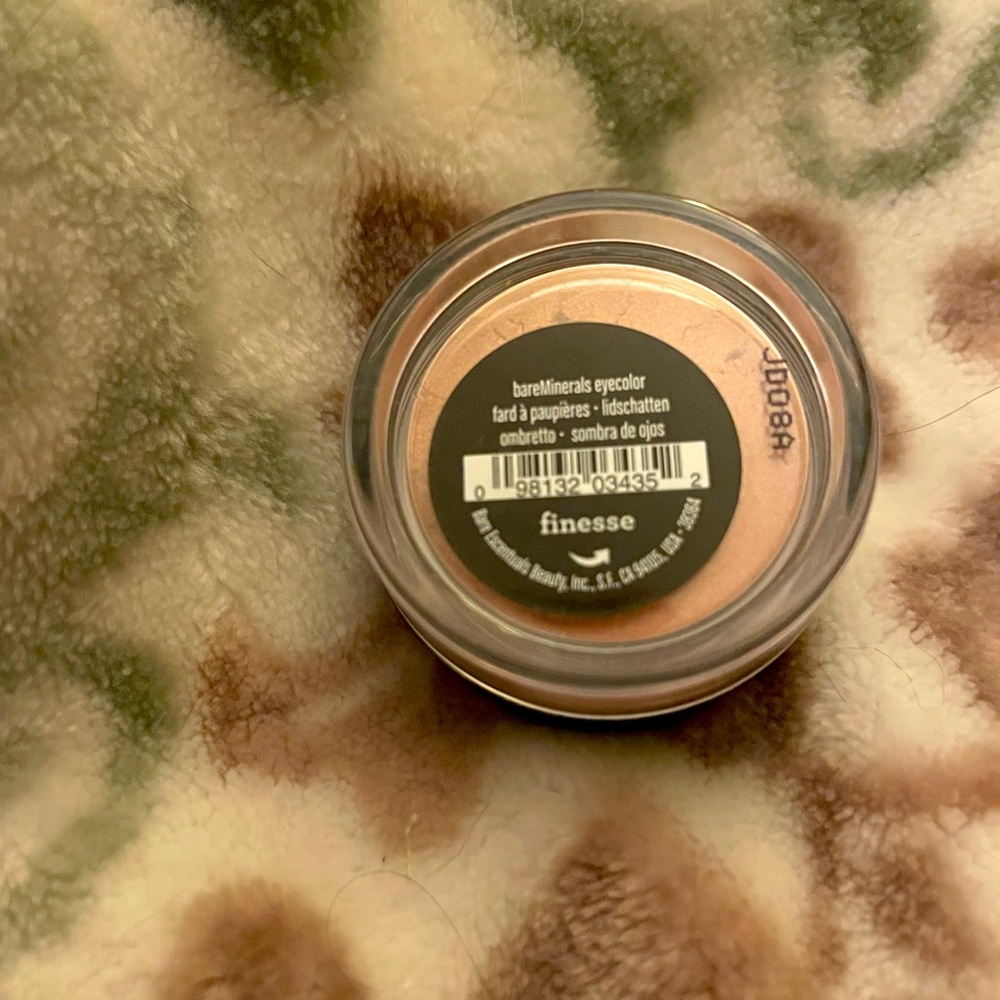 Bare minerals eye shadow in finesse.
